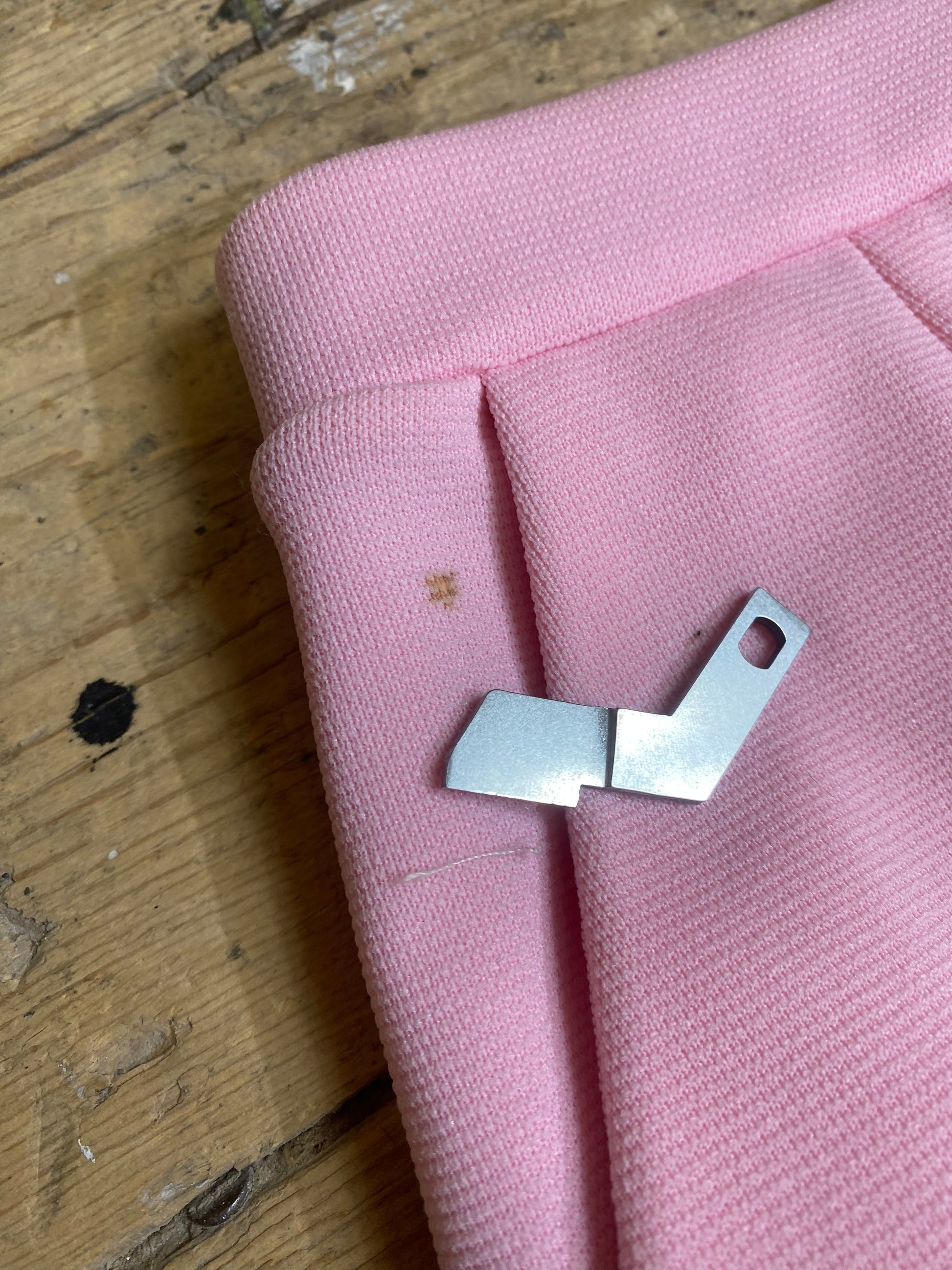  "Close-up image revealing a minor stain on Vintage High-Waisted Pink Shorts by Haymaker Lacoste, offering transparency about the product's imperfections."